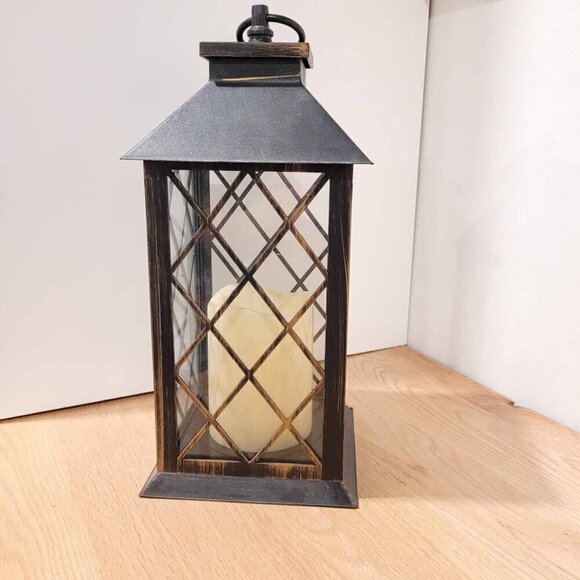large lantern with battery operated candle - Picture 5 of 8